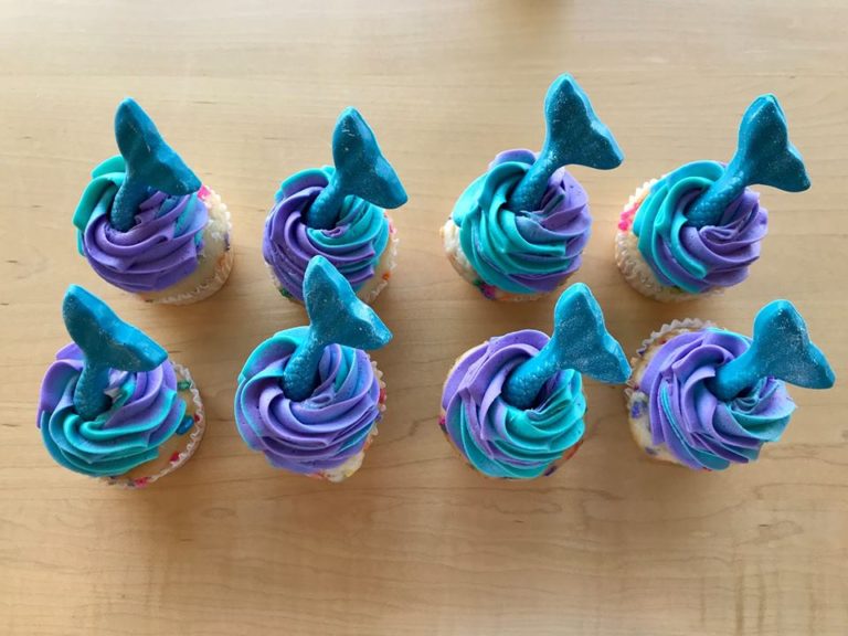 cupcakes decorated with mermaid tails